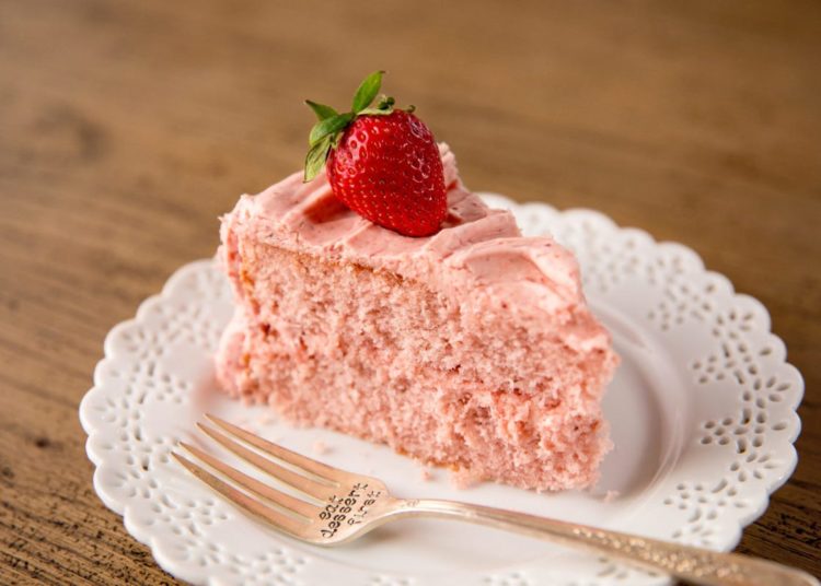 Walmart Sells Graduation Cake To Mom Without Telling Her It’s Styrofoam