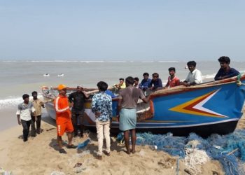 Gujarat stays on excessive alert even after Vayu changes route