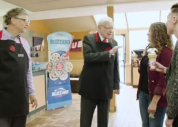 Bill Gates, Warren Buffett serve ice cream