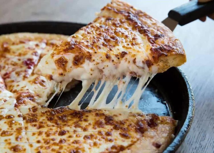 Restaurant Offers Free Pizzas